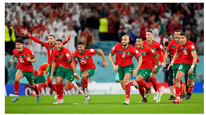 Catar hizo su debut absoluto en una Copa Mundial de Fútbol. Además, es la primera selección anfitriona que pierde el partido inaugural de una Copa del Mundo. Mohammed Muntari convirtió el primer gol de Catar en una Copa del Mundo. Catar se convirtió en el segundo país anfitrión en ser eliminado en la fase de grupos de una Copa del Mundo, además de ser la peor actuación de una selección anfitriona en la historia del torneo hasta el momento. Primer enfrentamiento en la historia de la Copa Mundial entre dos naciones del Reino Unido. Primera derrota de Argentina ante una selección asiática en una Copa del Mundo. Fue el partido con más espectadores en una Copa Mundial de la FIFA tras 28 años —final de Estados Unidos 1994—.[60]​ Peor derrota de Costa Rica y mayor victoria de España en los mundiales. Stéphanie Frappart se convirtió en la primera árbitra en dirigir un partido de Copa Mundial masculina. Alphonso Davies convirtió el primer gol de Canadá en mundiales. Primera derrota de Brasil ante una selección africana en una Copa Mundial. Cristiano Ronaldo es el primer jugador en marcar goles en cinco ediciones de la Copa del Mundo. Primera clasificación de Marruecos a cuartos de final de un Mundial. Con dieciocho amonestaciones y una expulsión es el partido con el mayor número de sanciones disciplinarias en la historia de los mundiales. Primera clasificación de Marruecos a una semifinal de un Mundial convirtiéndose así en la primera selección africana que se clasifica a dicha instancia.